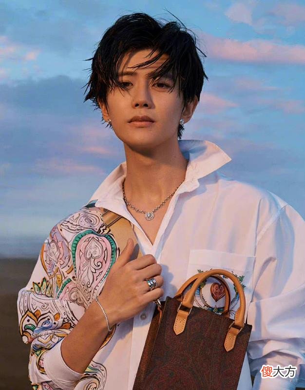 【就爱时尚】为什么很多男生都会手贱买一件花衬衫？因为真的太好看了