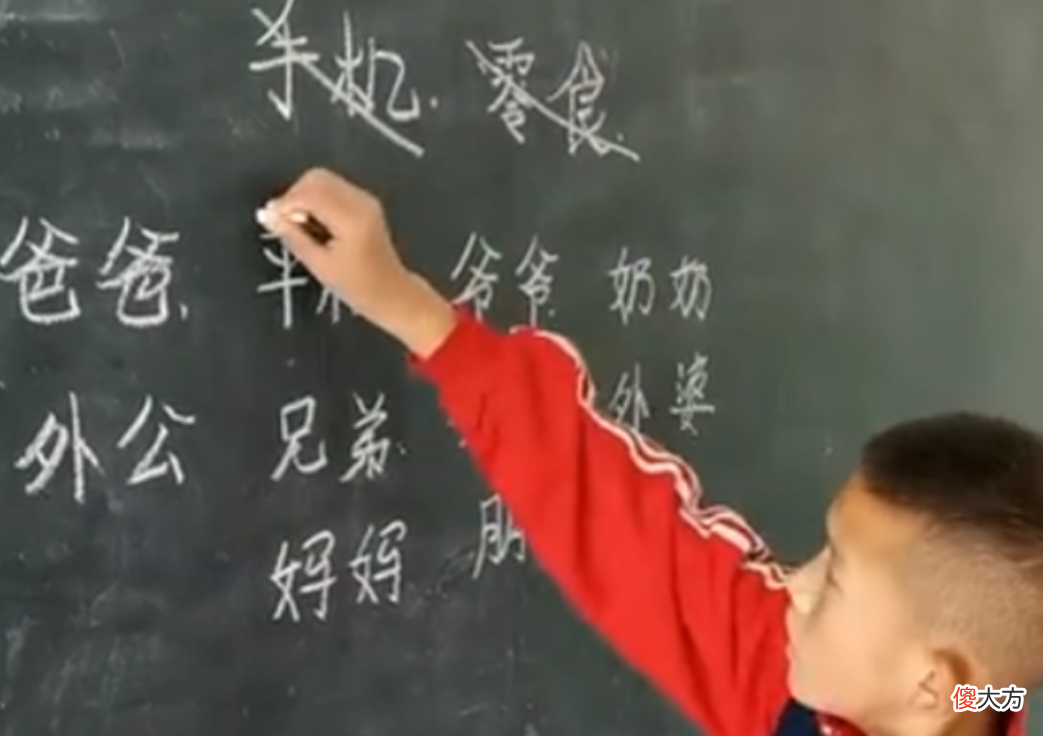 中国式教育的残酷，老师让孩子选出最爱的人，孩子含泪划掉母亲