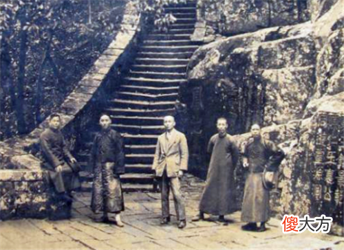 【历史故事】海军司令太困倒椅子上睡着了，一小兵为其盖上毛毯，命运从而改变