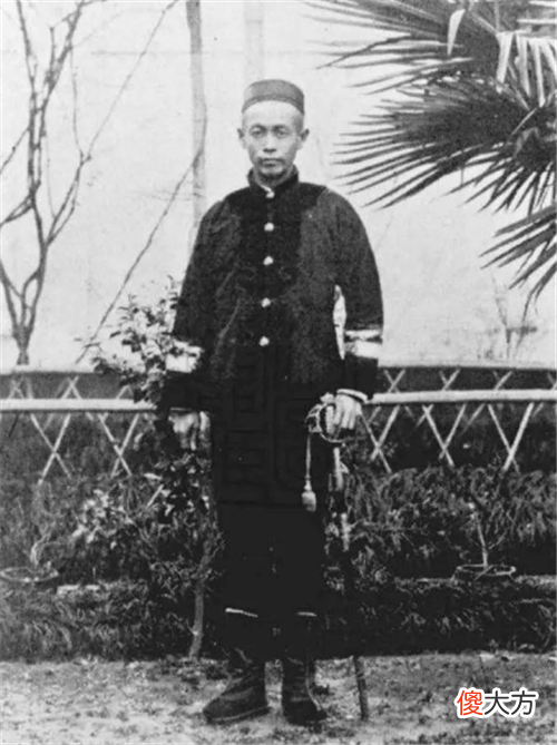 【历史故事】海军司令太困倒椅子上睡着了，一小兵为其盖上毛毯，命运从而改变
