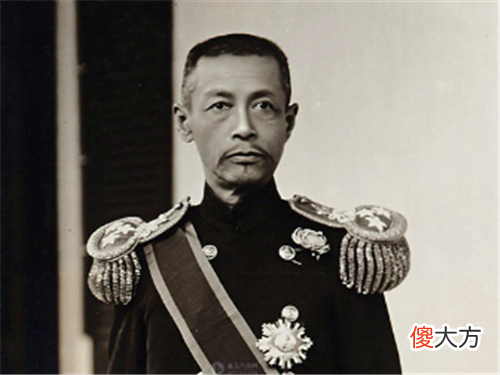 【历史故事】海军司令太困倒椅子上睡着了，一小兵为其盖上毛毯，命运从而改变