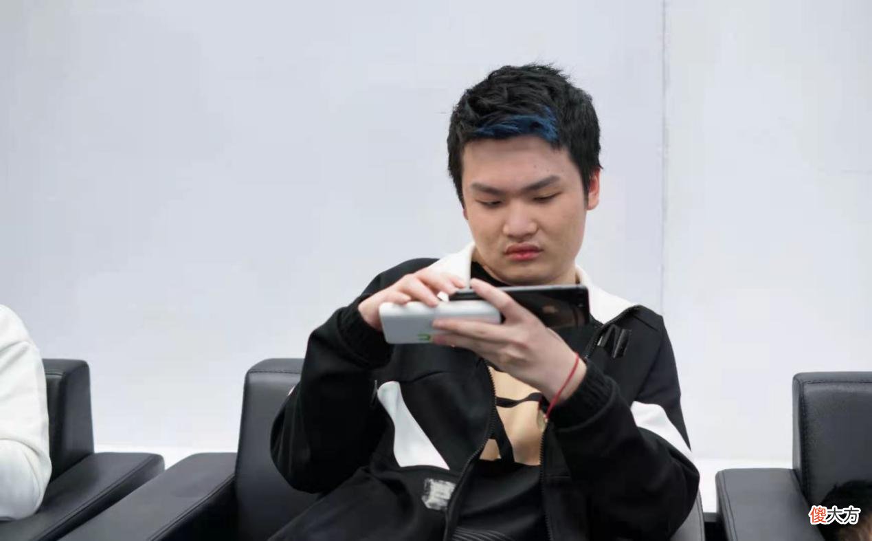 【游戏迷】RNG.M晚秋的电竞之路，心理素质坚毅如铁，家庭的支持必不可少