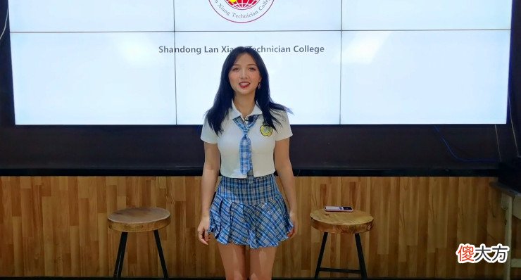 【游戏世界】黑丝、短裙YYDS！蓝翔学姐仅一天就从清纯学姐，变成了峡谷老司机