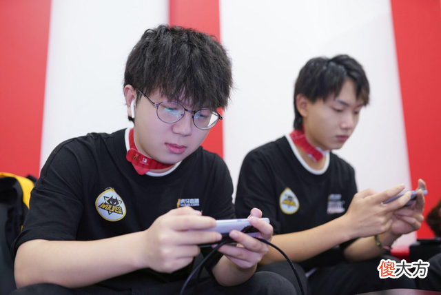 【游戏迷】狼队四连胜后，官博发文尽显凡尔赛，一细节却暴露选手心酸