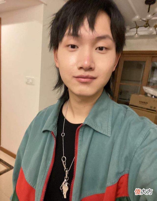【游戏世界】fly深夜晒照强颜欢笑，心酸发言让粉丝心疼，键盘侠言论引公愤