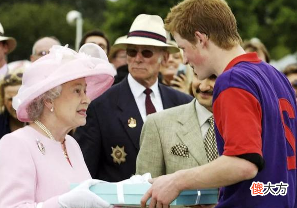 【历史故事】英国女王断了哈里的“黄粱梦”：你不配拥有这些军衔，回国也无用