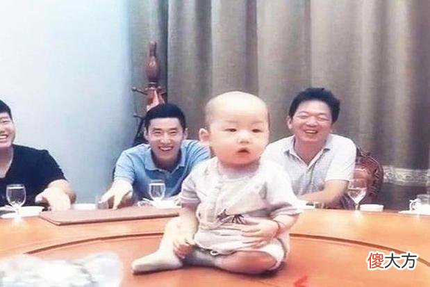 爸爸带娃欢乐多，母亲看后哭笑不得，宝宝：我好像一盘菜
