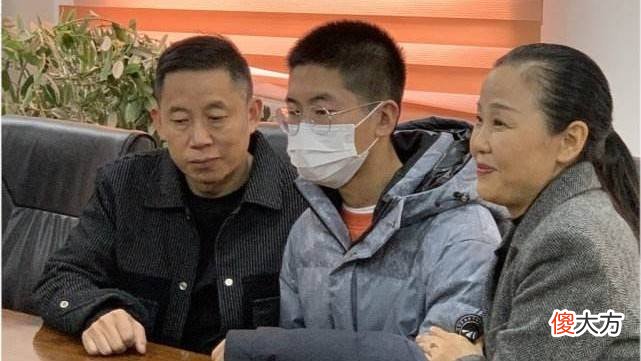 孙海洋有耐心等孙卓慢慢接受,“买家”父母可没耐心,手机没收了