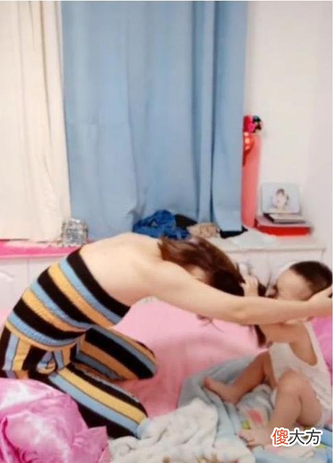 “别以为你小，我就会让”，宝妈和2岁娃正面刚，网友：巅峰对决