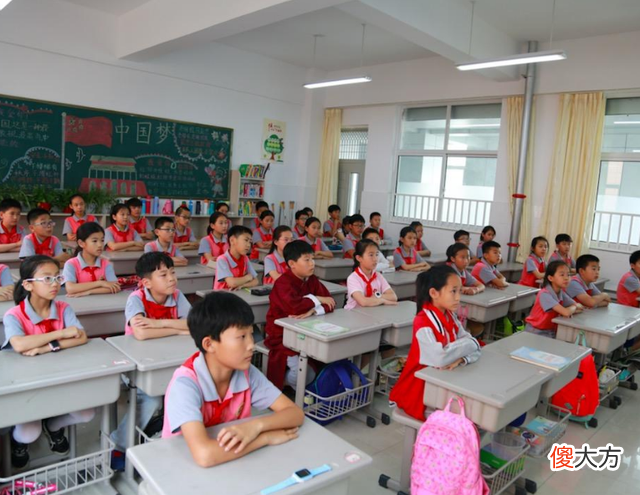如果孩子沉迷游戏，父母别盲目责罚，可以尝试用游戏方法教育孩子
