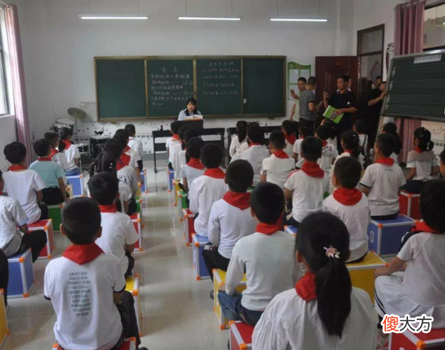 如果孩子沉迷游戏，父母别盲目责罚，可以尝试用游戏方法教育孩子