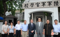 【历史故事】蒋介石曾孙回大陆祭祖，参观黄埔军校时说：我家吃饭现在还是这样