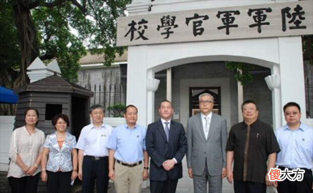 【历史故事】蒋介石曾孙回大陆祭祖，参观黄埔军校时说：我家吃饭现在还是这样