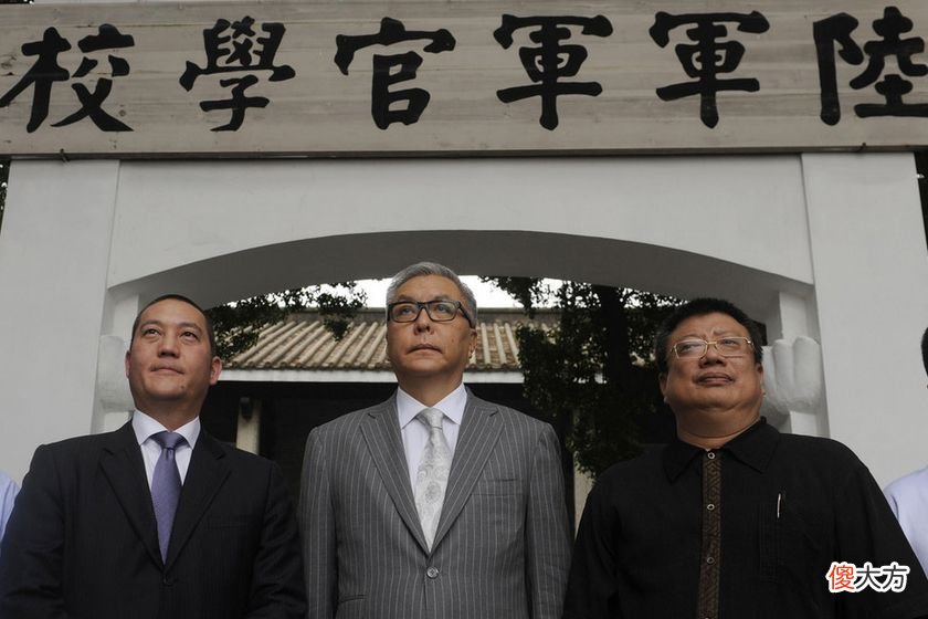 【历史故事】蒋介石曾孙回大陆祭祖，参观黄埔军校时说：我家吃饭现在还是这样