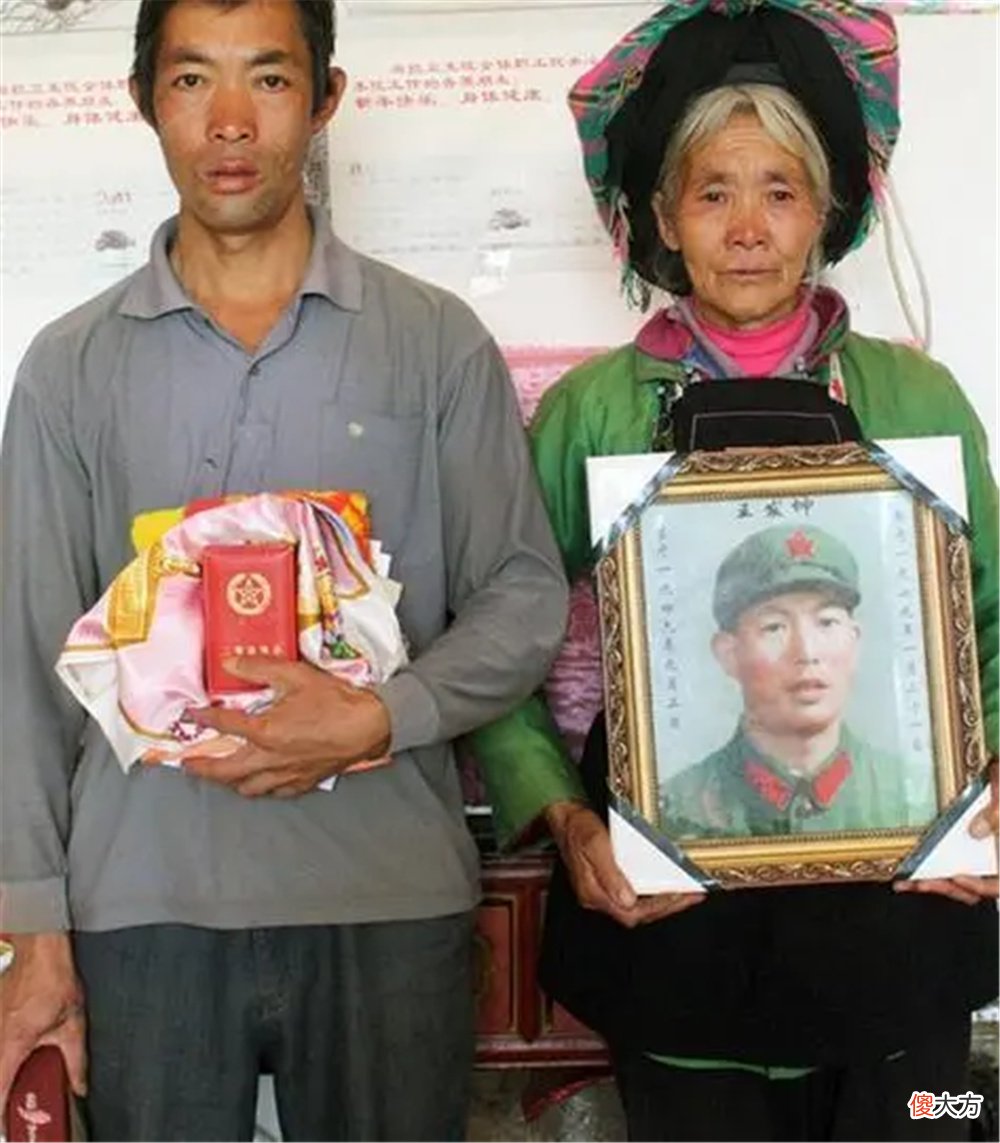 【历史故事】烈士留下2000元债务，妻子用抚恤金还债，31年后又贷款到墓前痛哭