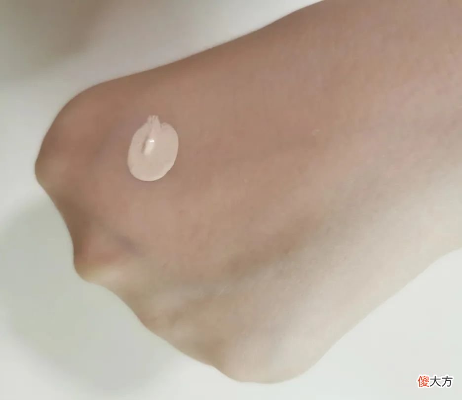 【就爱时尚】海报试用｜新升级的“虫草粉底”在“养肤”路上越走越光彩了？