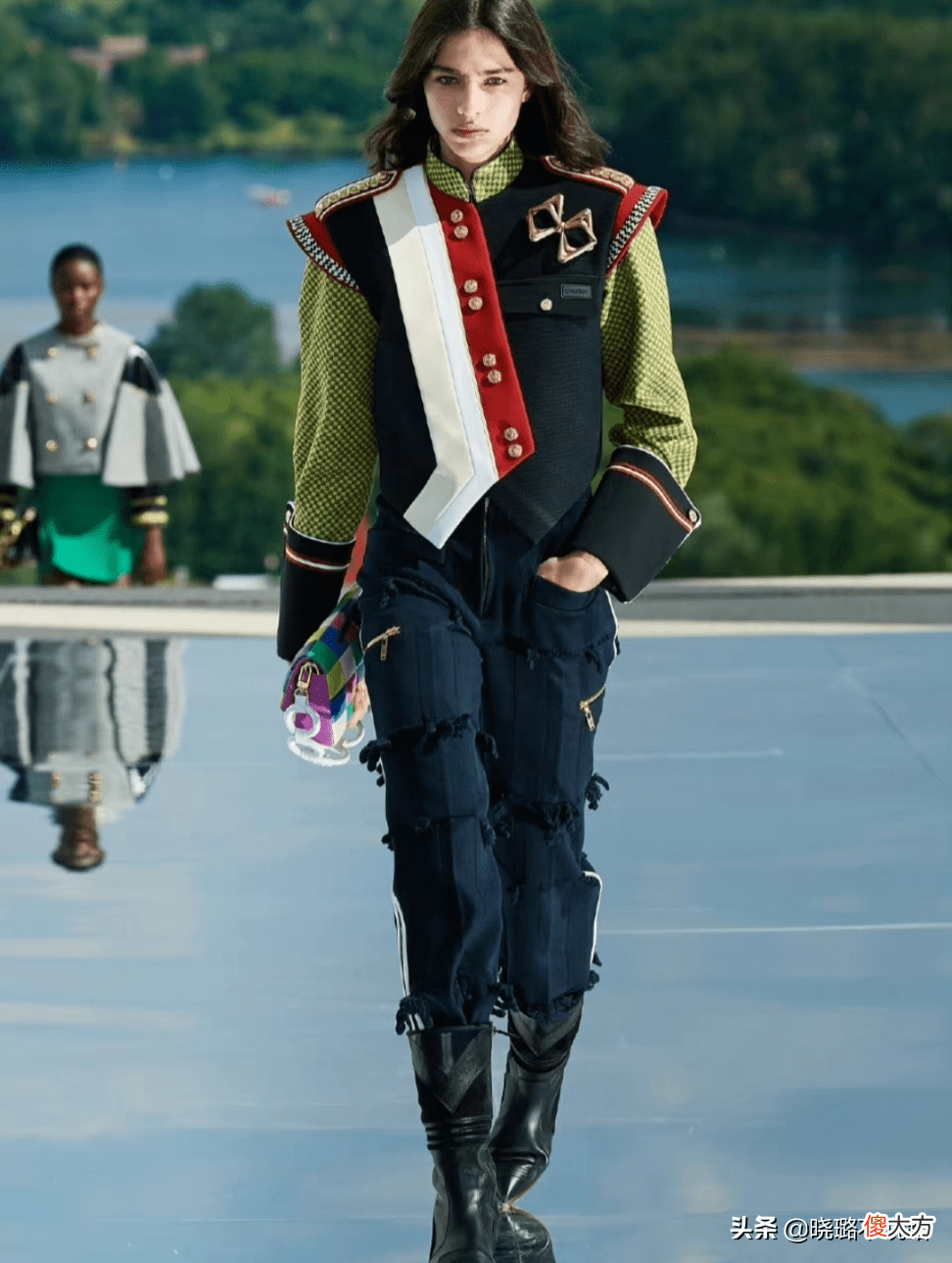 【就爱时尚】马丁靴子搭配宽松裤子也能做英姿飒爽的女孩