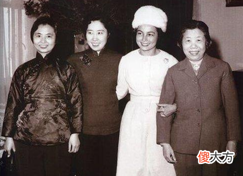 【历史故事】前柬埔寨国王有多风流：谈19次恋爱，娶俩姨妈和表妹，情人无数
