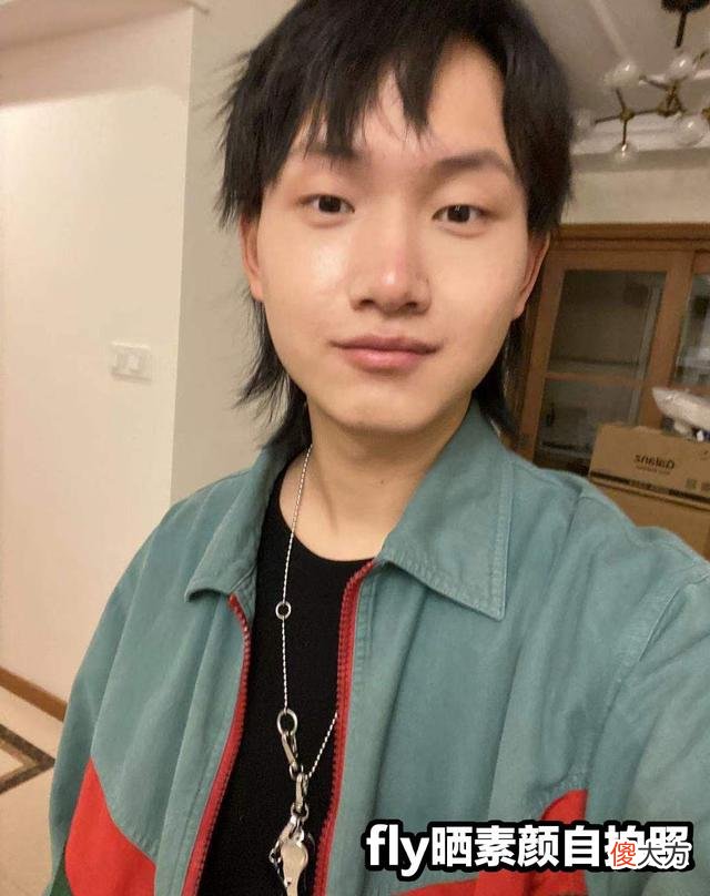 【游戏世界】fly晒素颜自拍照，粉丝却无暇顾及：抓紧训练，别搞太多活动！