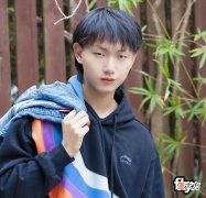 【游戏世界】fly晒素颜自拍照，粉丝却无暇顾及：抓紧训练，别搞太多活动！