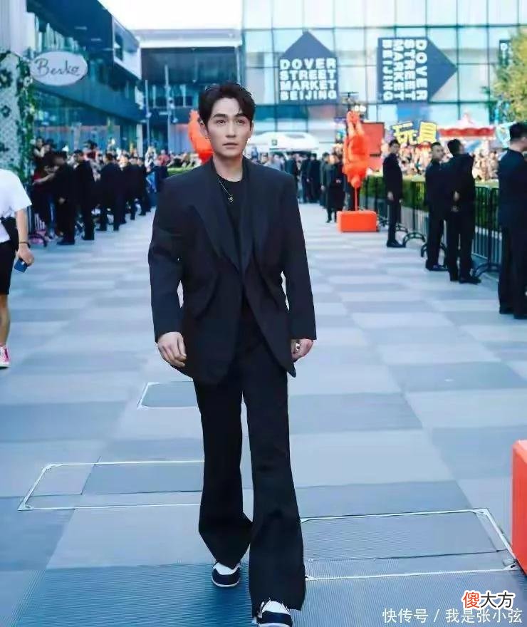 【时尚一点】变成“中年油腻男”的标志，不是快见底的发量，而是掉档次的穿搭