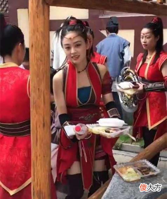 横店“校花”泛滥，本来可以拥有舒适的工作环境，风吹日晒图什么