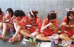 横店“校花”泛滥，本来可以拥有舒适的工作环境，风吹日晒图什么