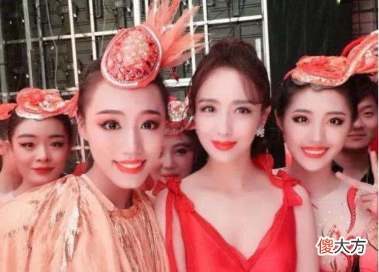 横店“校花”泛滥，本来可以拥有舒适的工作环境，风吹日晒图什么