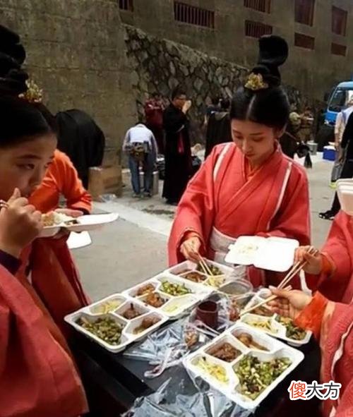 横店“校花”泛滥，本来可以拥有舒适的工作环境，风吹日晒图什么