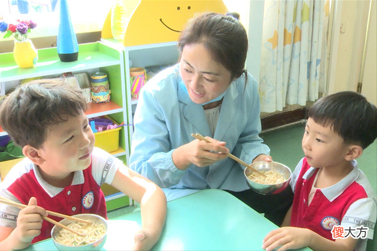 放学就喊饿，是老师没给吃饱？孩子上幼儿园常遇三个问题，答案很现实