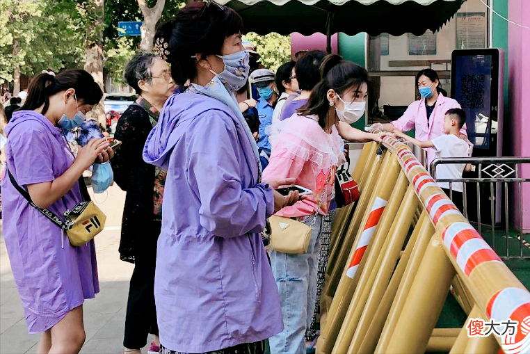 放学就喊饿，是老师没给吃饱？孩子上幼儿园常遇三个问题，答案很现实