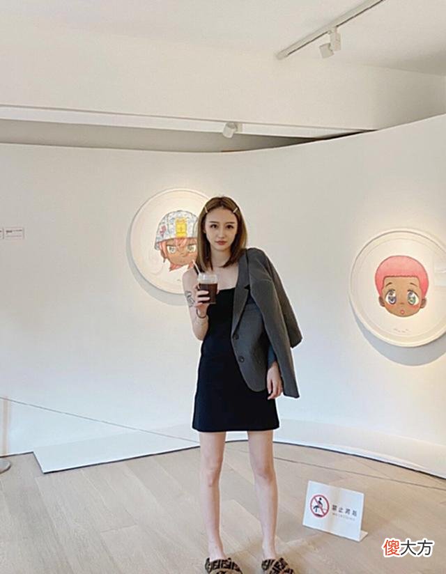 【游戏迷】UZI女友晒全家福，亲妹妹素颜颜值让男粉崩溃，网友：我恋爱了