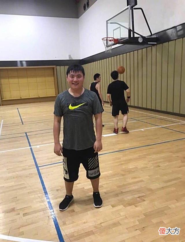 【游戏迷】UZI女友晒全家福，亲妹妹素颜颜值让男粉崩溃，网友：我恋爱了