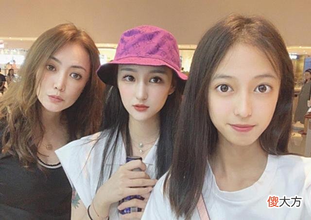 【游戏迷】UZI女友晒全家福，亲妹妹素颜颜值让男粉崩溃，网友：我恋爱了