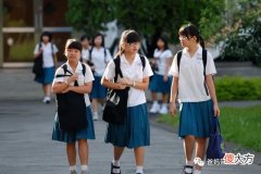 为何“贵族学校”女生校服是短裙，普通学校就是裤子？真相扎心