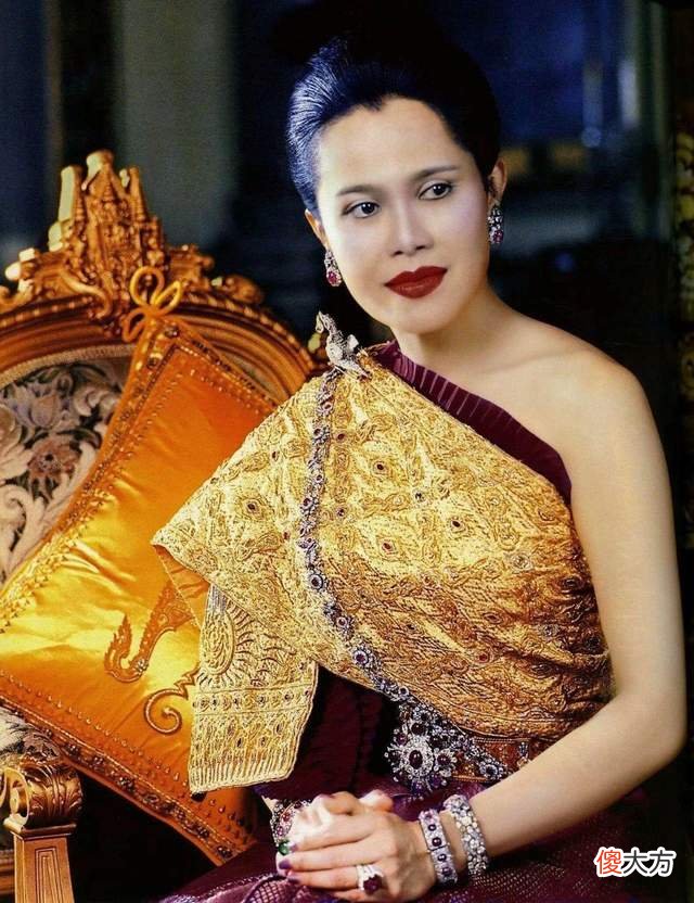 【爱历史】同为亚洲美后，柬埔寨莫尼列优雅老去，泰国诗丽吉出轨整容脸垮掉