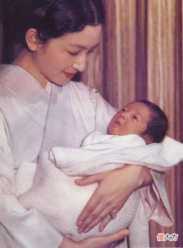 【爱历史】同为亚洲美后，柬埔寨莫尼列优雅老去，泰国诗丽吉出轨整容脸垮掉