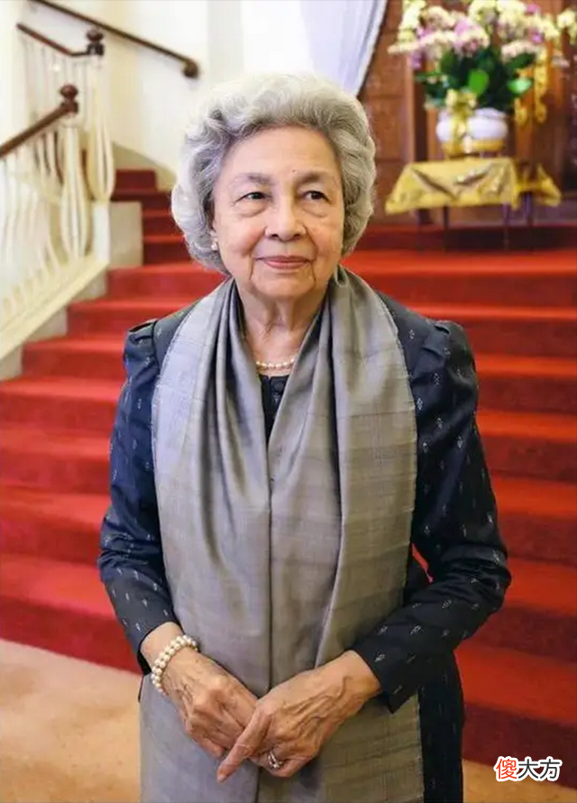 【爱历史】同为亚洲美后，柬埔寨莫尼列优雅老去，泰国诗丽吉出轨整容脸垮掉