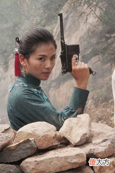 【爱历史】双枪黄八妹：12岁玩枪，贩私盐，干土匪，打日寇，还当司令