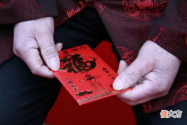 为啥姥姥姥爷给孩子的压岁钱，普遍比爷爷奶奶多？原因很真实