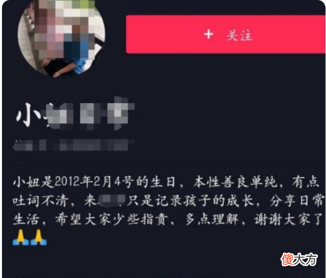 前有抱“不死鱼”的男娃，后有“裸睡”兄妹，要点脸别消费孩子了