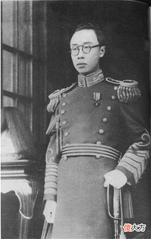 【历史故事】溥仪晚年去理发，他一本正经问了理发师一个问题，众人都笑出了声