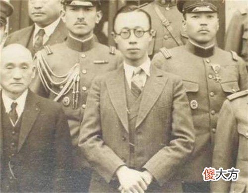 【历史故事】溥仪晚年去理发，他一本正经问了理发师一个问题，众人都笑出了声