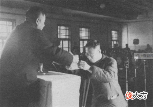 【历史故事】溥仪晚年去理发，他一本正经问了理发师一个问题，众人都笑出了声
