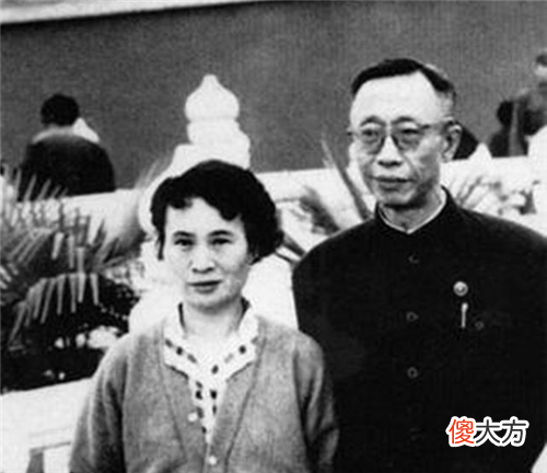 【历史故事】溥仪晚年去理发，他一本正经问了理发师一个问题，众人都笑出了声