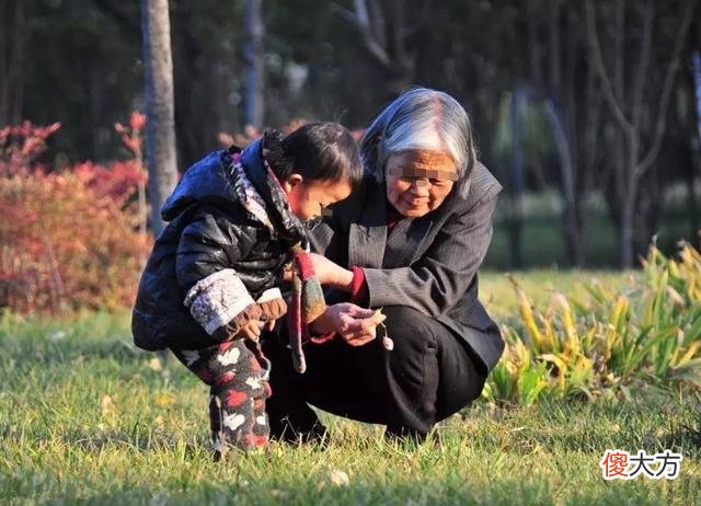 老人带娃有了“焦虑症”，隔辈亲是什么体验？看看这两位老人