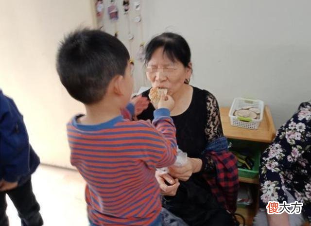 老人带娃有了“焦虑症”，隔辈亲是什么体验？看看这两位老人