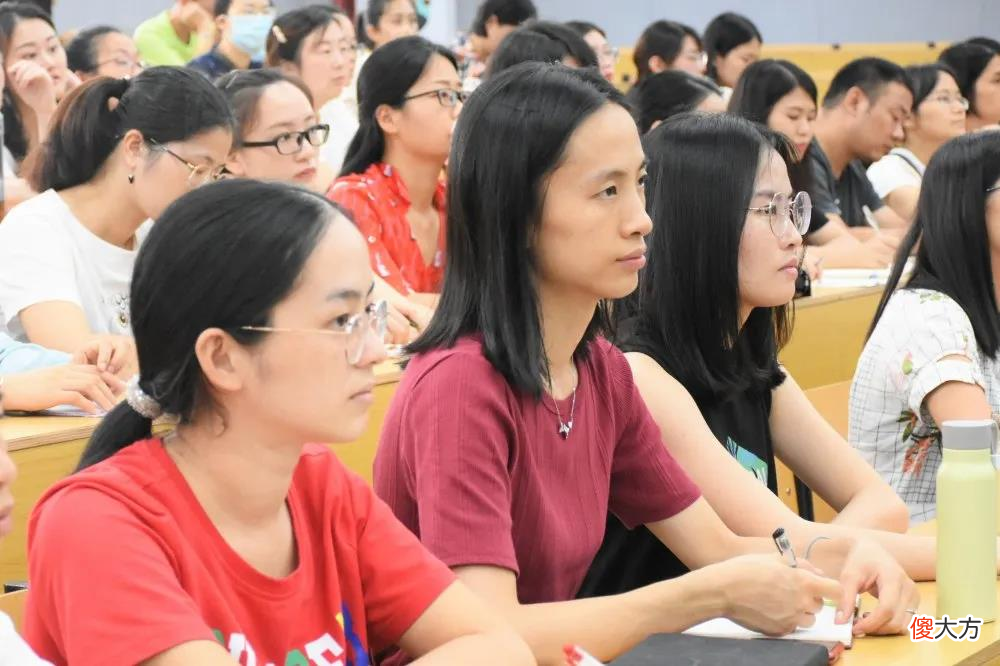 她从985毕业，受过良好的教育，但却弥补不了家庭教育的缺陷