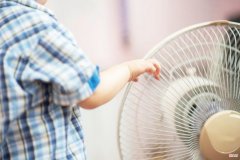 天气越来越热，宝宝吹风扇好还是吹空调好？听听儿科医生怎么说