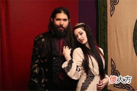 现实版“吸血鬼夫妻”，互相吸彼此的血，把吸血当作爱情的一部分